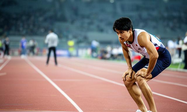 国際大会のトラックでスタートを待つ日本代表選手